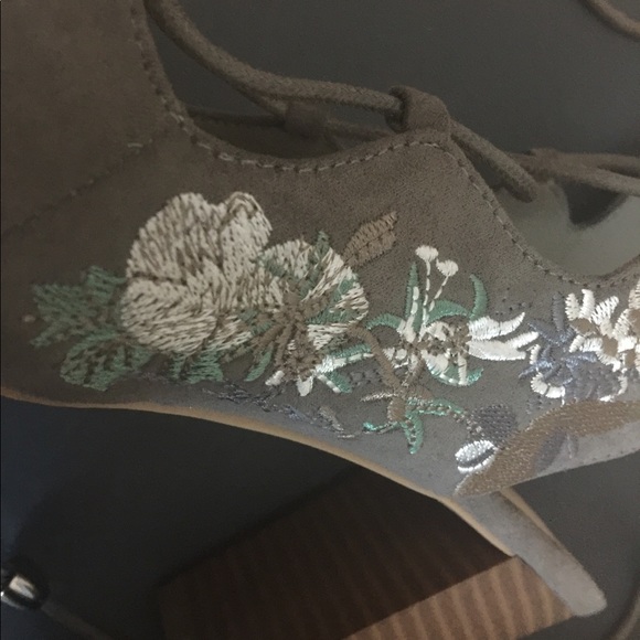 Lace up block heel sandals. Size 7 wide. - Picture 5 of 8